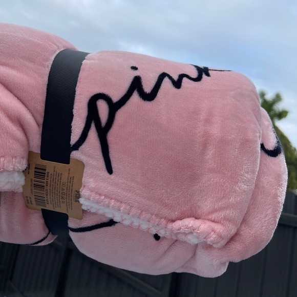 PINK VICTORIA SECRET Sherpa Throw/Blanket 50”x 60” - Picture 10 of 11